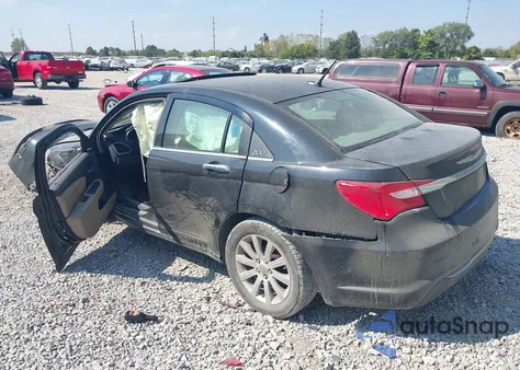2013 Chrysler 200 Limited z USA, uszkodzony, nr VIN 1C3CCBCG4DN684685